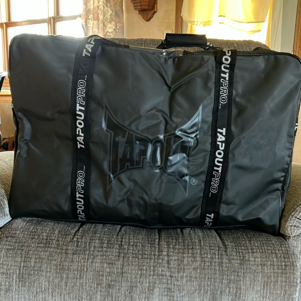 TAPOUT PRO HUGE DUFFLE BAG
BRAND NEW NEVER USED